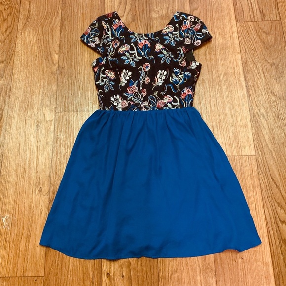 * Alya Embroidered Dress - Picture 1 of 5